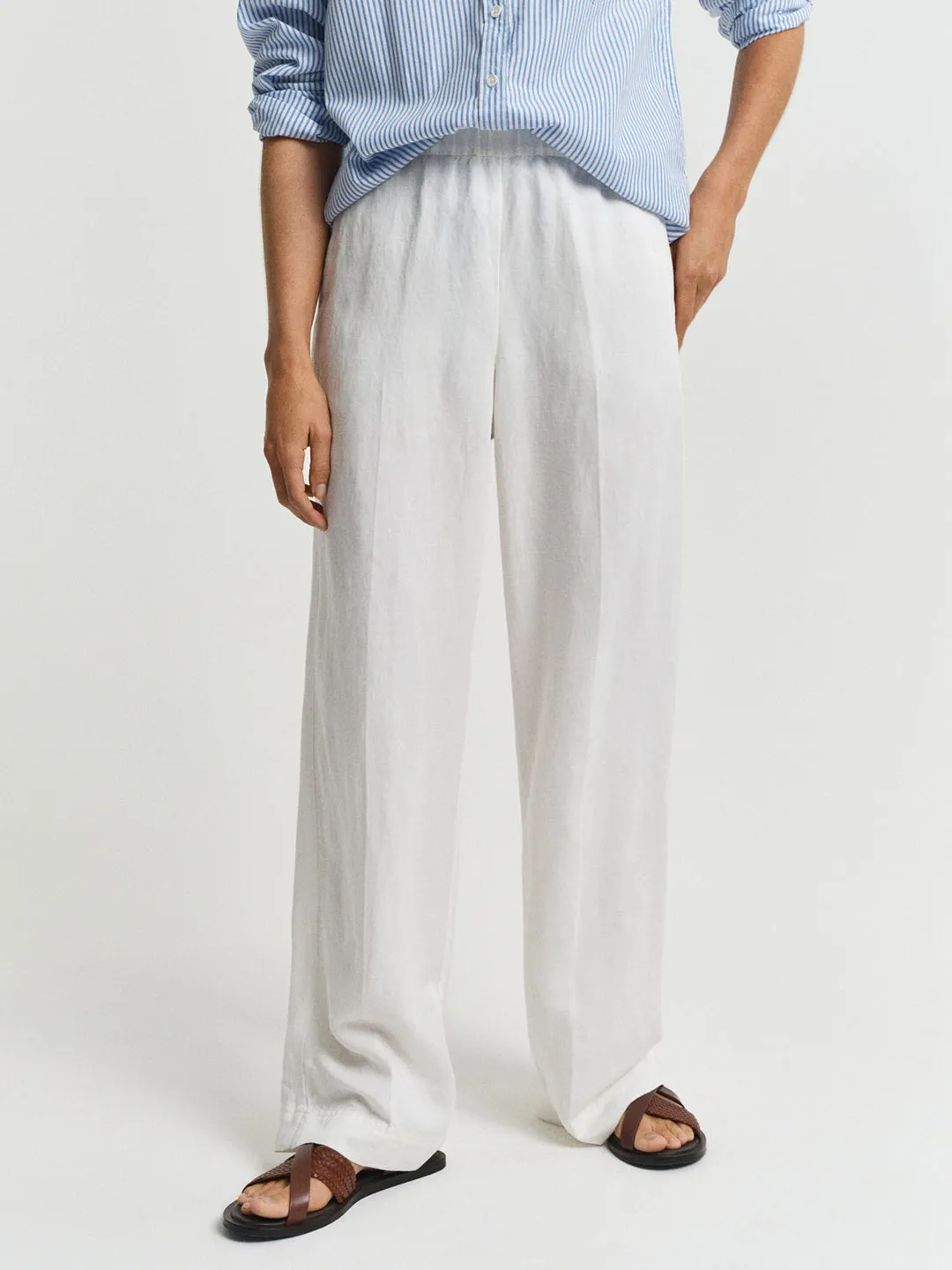 Gant Women Off White Solid Relaxed Fit Flat Front Trouser