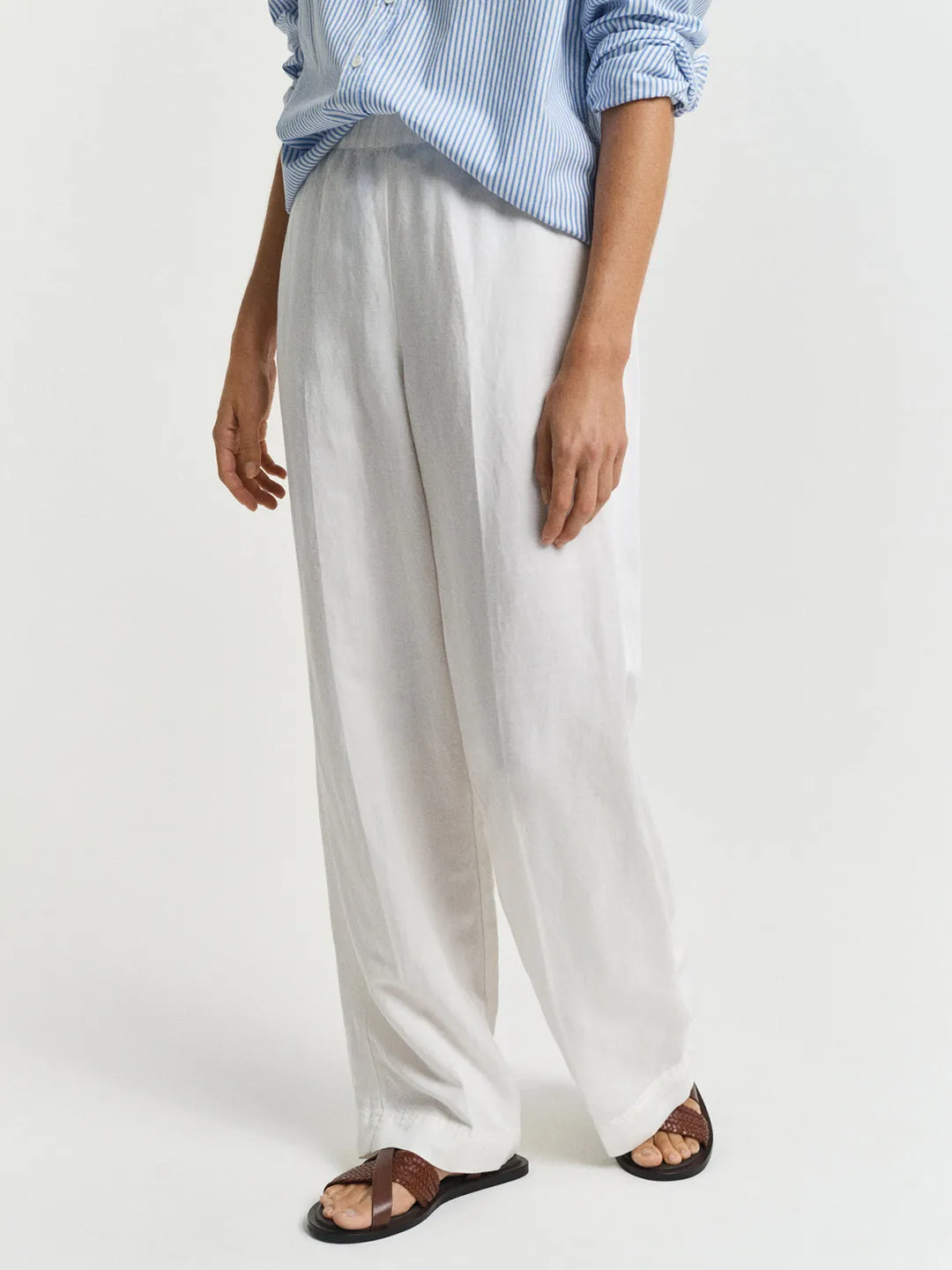 Gant Women Off White Solid Relaxed Fit Flat Front Trouser