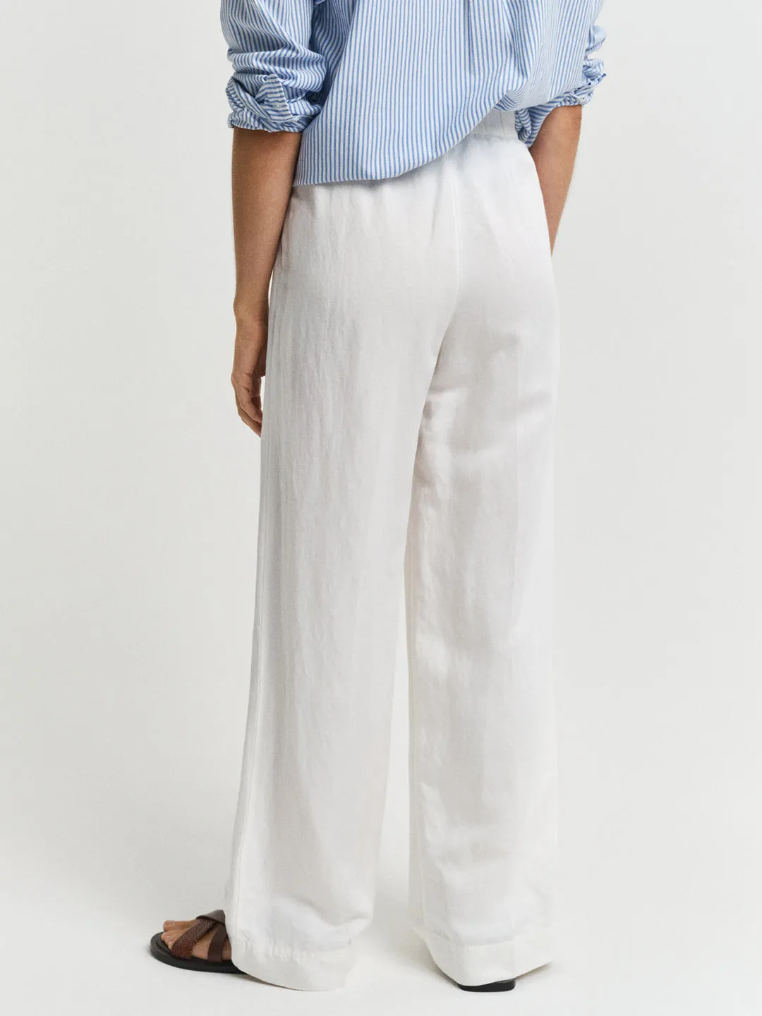 Gant Women Off White Solid Relaxed Fit Flat Front Trouser